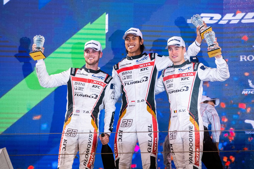 Tom Blomqvist, Sean Gelael dan Stoffel Vandoorne di podium WEC 2021 Bahrain.  