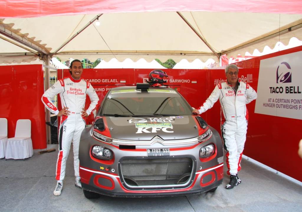 Sean Gelael dan Ricardo Gelael, anak dan ayah yang sukses menjuarai Kejurnas Rally. Sean jadi juara umum pada 2021, sedangkan Ricardo menyabet titel juara umum Kejurnas Rally pada 2006. 