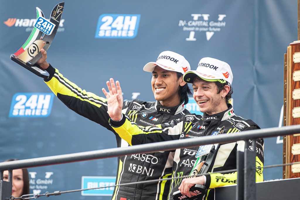 Sean Gelael dan Valentino Rossi meraih podium 3 ajang 24H Dubai (Foto: Sean Gelael)