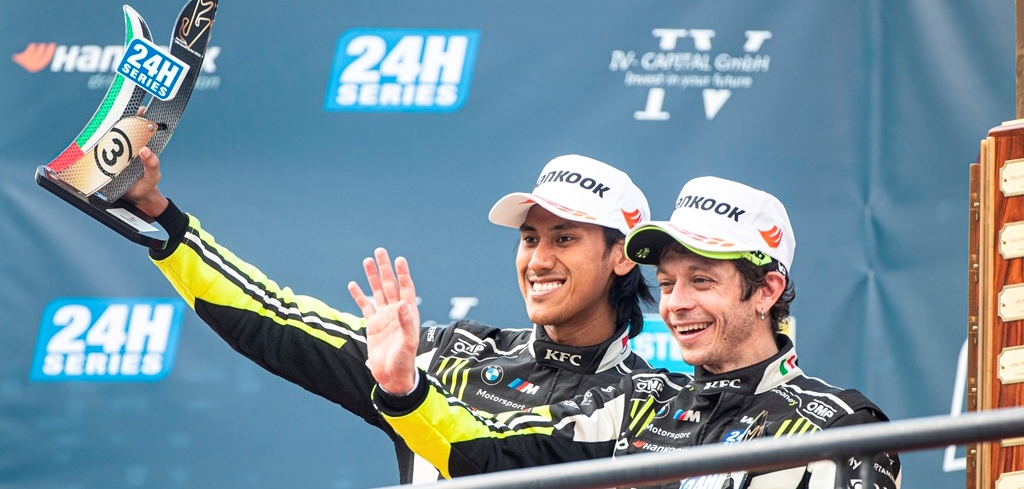 Sean Gelael dan Valentino Rossi Naik Podium di Ajang 24H Dubai