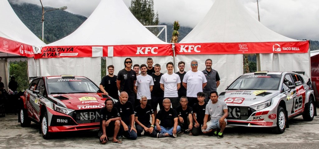 Kru Team Jagonya Ayam berpose jelang penampilan Sean Gelael beserta sang ayah Ricardo Gelael di Danau Toba Rally - APRC Grand Finale 2023