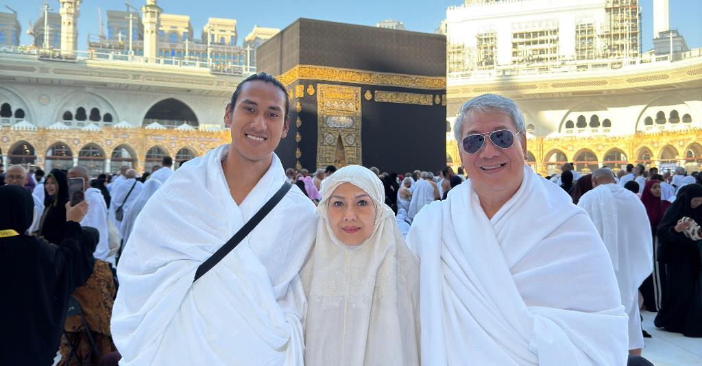 Sean Gelael saat menjalani umroh bersama keluarga