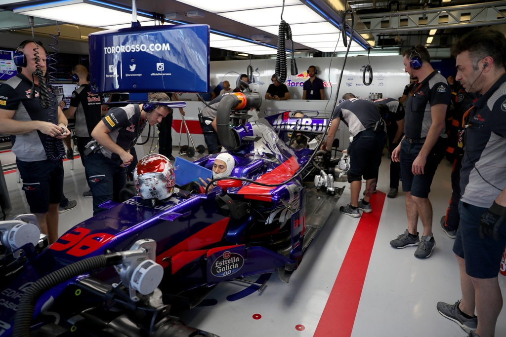 Sean Gelael saat memberikan input kepada para teknisi Toro Rosso di sesi tes resmi F1 di Abu Dhabi (Foto: Dok. Sean Gelael)