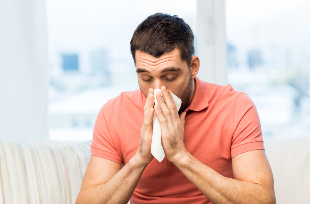 Flu dan batuk membuat aktivitas seseorang terganggu. Foto: Shutterstock