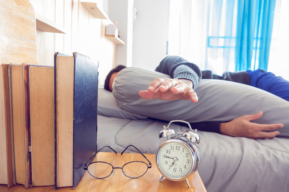  Atur alaram dengan volume keras dan jangan ditempatkan di dekat Anda. Foto: Shutterstock