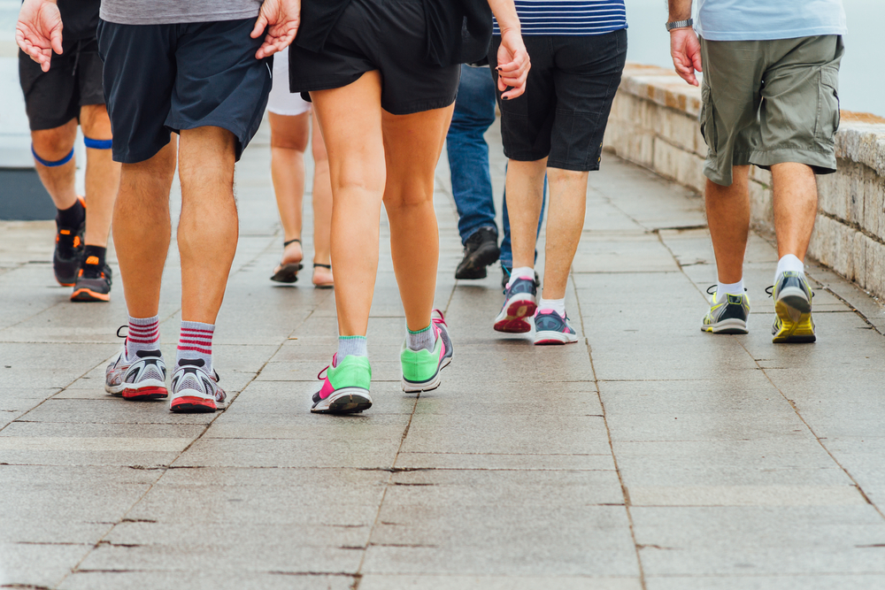 Olahraga ringan seperti jalan cepat atau joging dinilai memperpanjang kehidupan peserta selama tiga sampai tujuh tahun. Foto: Shutterstock