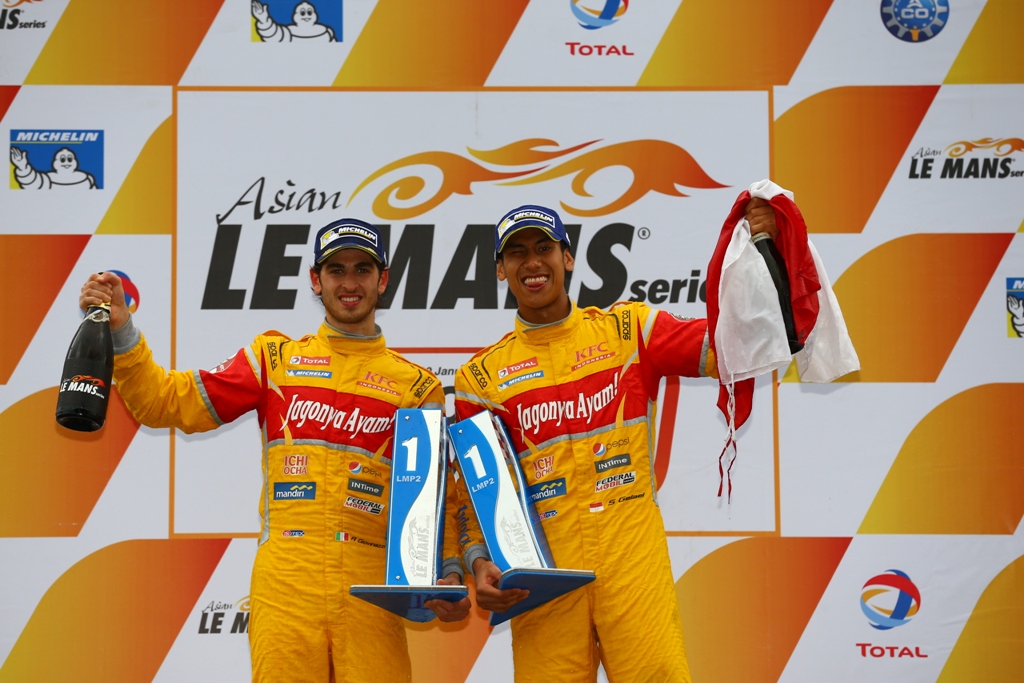 Sean Gelael dan Antonio Giovinazzi saat sama-sama membantu tim Jagonya Ayam menjadi juara di ajang Asian Le Mans Series (Foto: Dok. Sean Gelael)