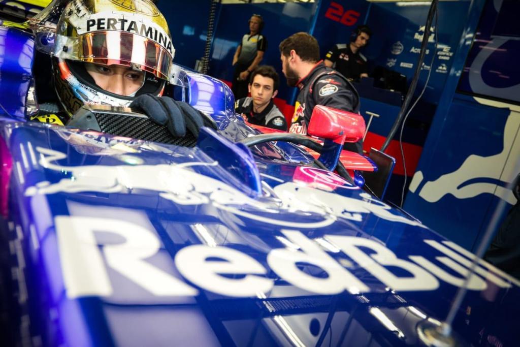 Sean Gelael bersiap melakoni sesi tes bersama tim F1 Toro Rosso (Foto: Sean Gelael)