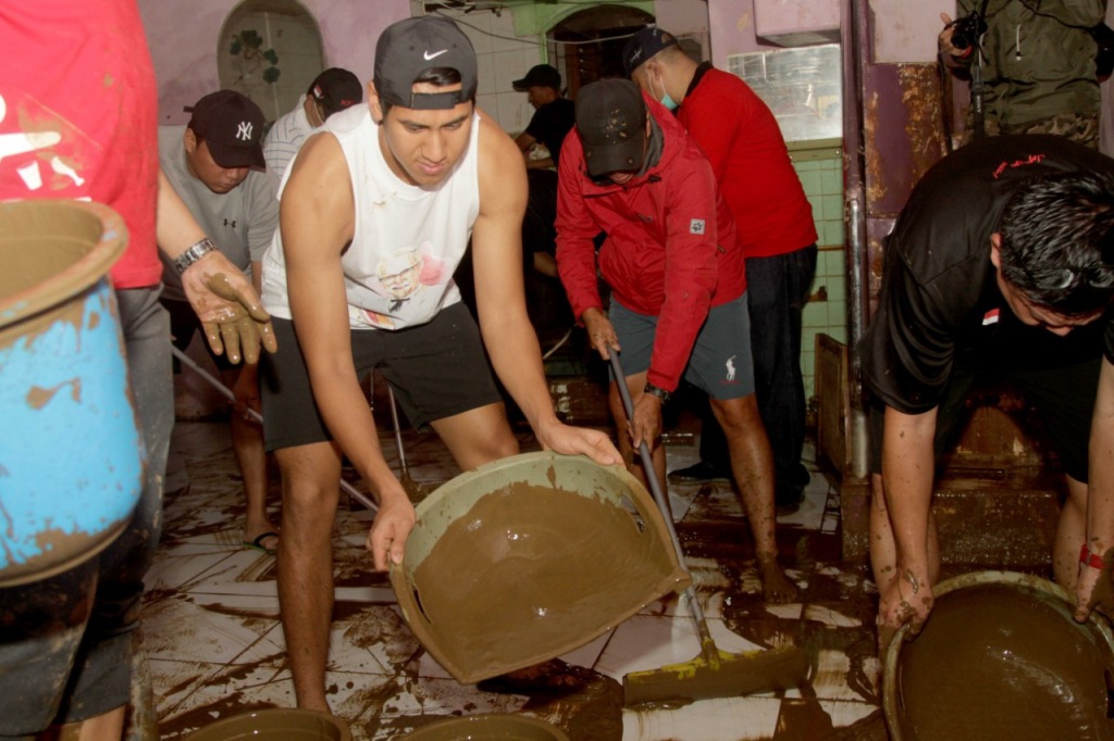 Aksi Sean Gelael membantu membersihkan rumah korban banjir di Jakarta.