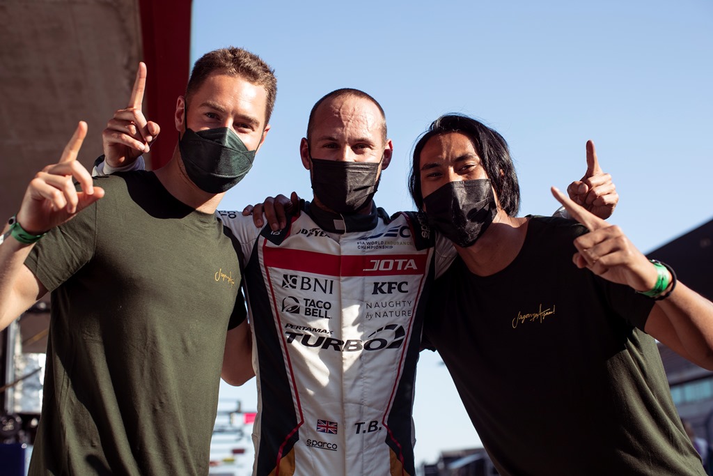 Stoffel Vandoorne, Tom Blomqvist dan Sean Gelael merayakan kesuksesan JOTA #28 mencatatkan pole position pada kelas LMP2 di Seri kedua World Endurance Championship 2021 di Sirkuit Portimao, Portugal (Foto: Sean Gelael)