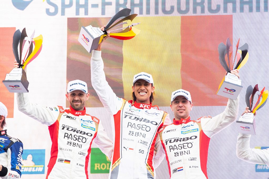 Sean Gelael beserta Rene Rast dan Robin Frins berdiri di podium utama usai jadi juara kelas LMP2 pada seri kedua WEC 2022 di Sirkuit Spa-Francorchamps (Foto: Sean Gelael)