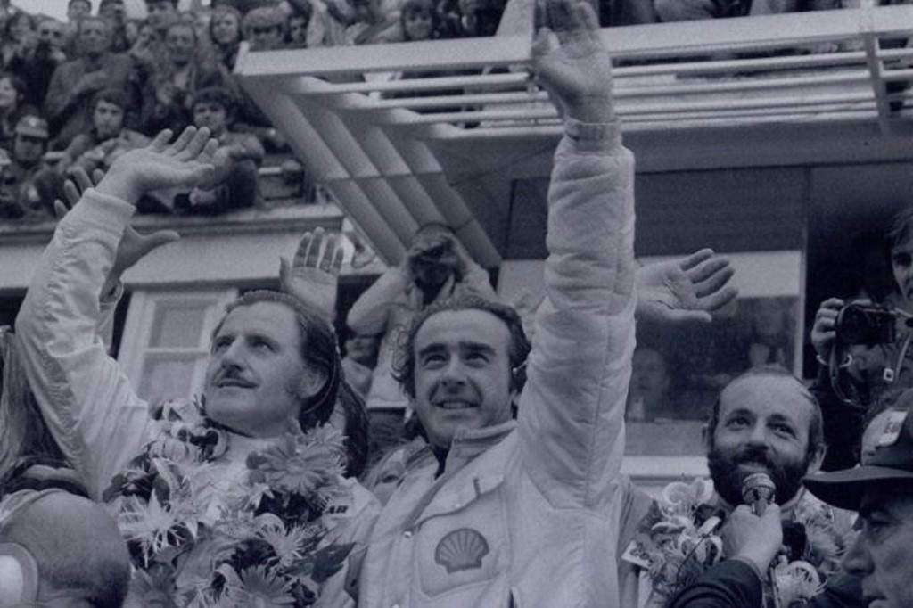 Graham Hill (kiri) saat memenangi 24 Hours of Le Mans pada 1972. (Foto: L'argus.fr)
