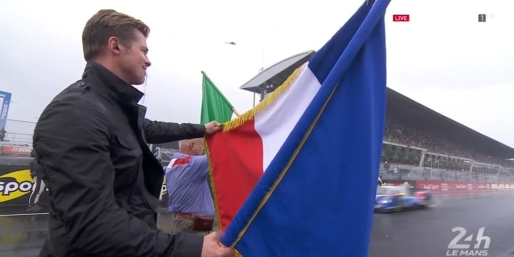Aktor Hollywood Brad Pitt mendapat kehormatan untuk mengibarkan bendera start pada ajang 24Hours of Le Mans tahun 2016.