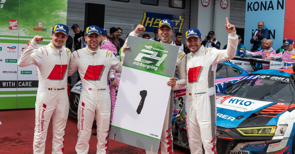 Robin Frinjs (kedua dari kiri), menang di 24 Hours of Nuerburgring (Foto: Audi Press)