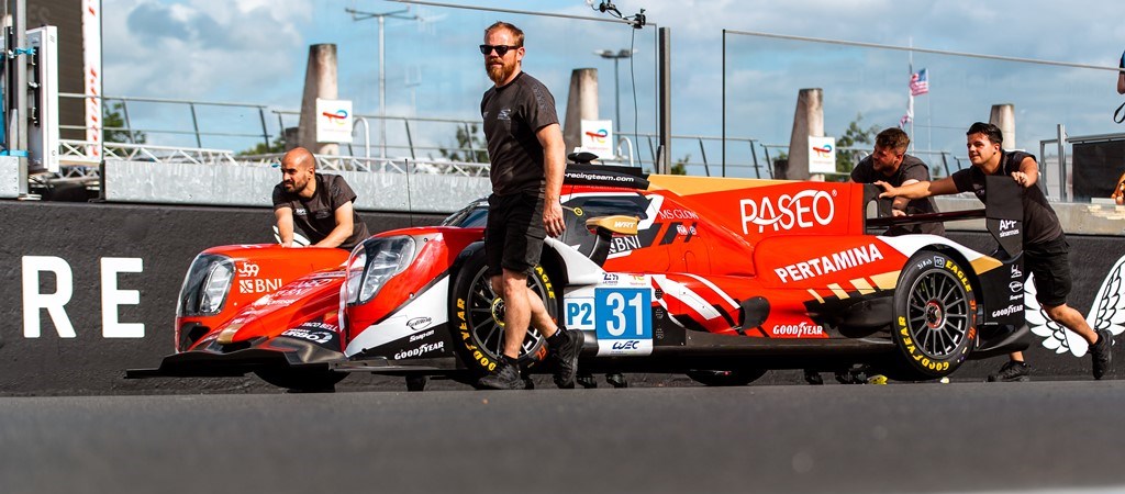 Kru tim WRT #31 tengah mempersiapkan mobil yang akan dikemudikan Sean Gelael, Rene Rast dan Robin Frijns di 24 Hours of Le Mans