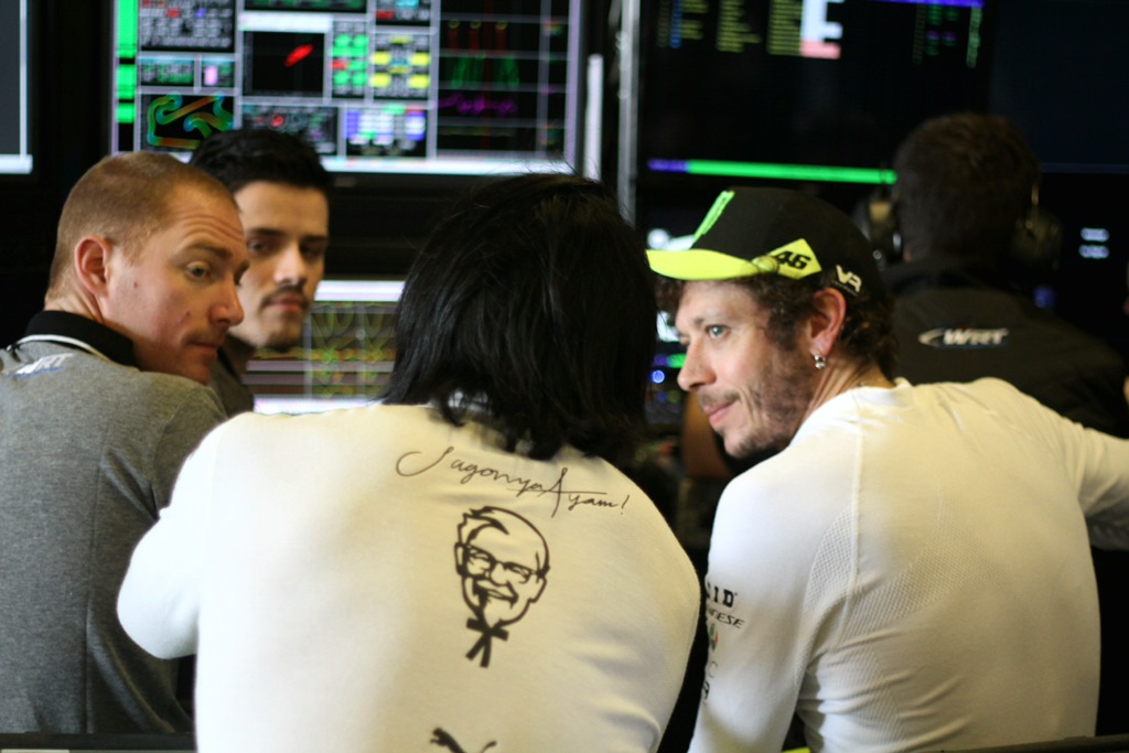 Kebersamaan Sean Gelael dan Valentino Rossi jelang tampil di 24H Dubai 