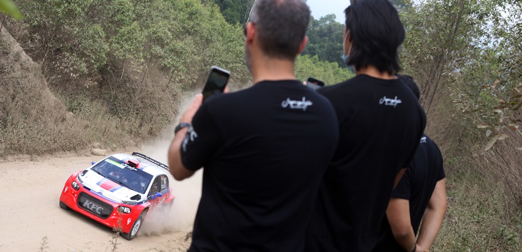 Sean Gelael saat memantau performa sang ayah Ricardo Gelael saat tampil di sesi shakedown jelang KFC Danau Toba Rally 2023