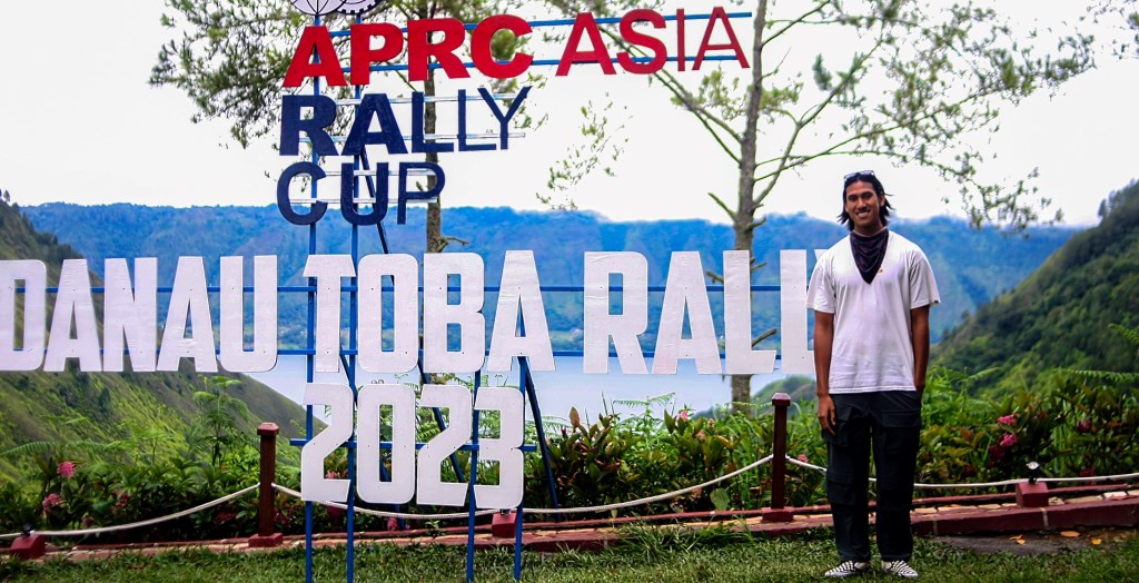Sean Gelael berpose di kawasan digelarnya Danau Toba Rally 2023.