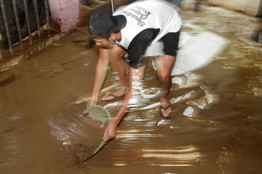 Sean Gelael Peduli Korban Banjir Jakarta