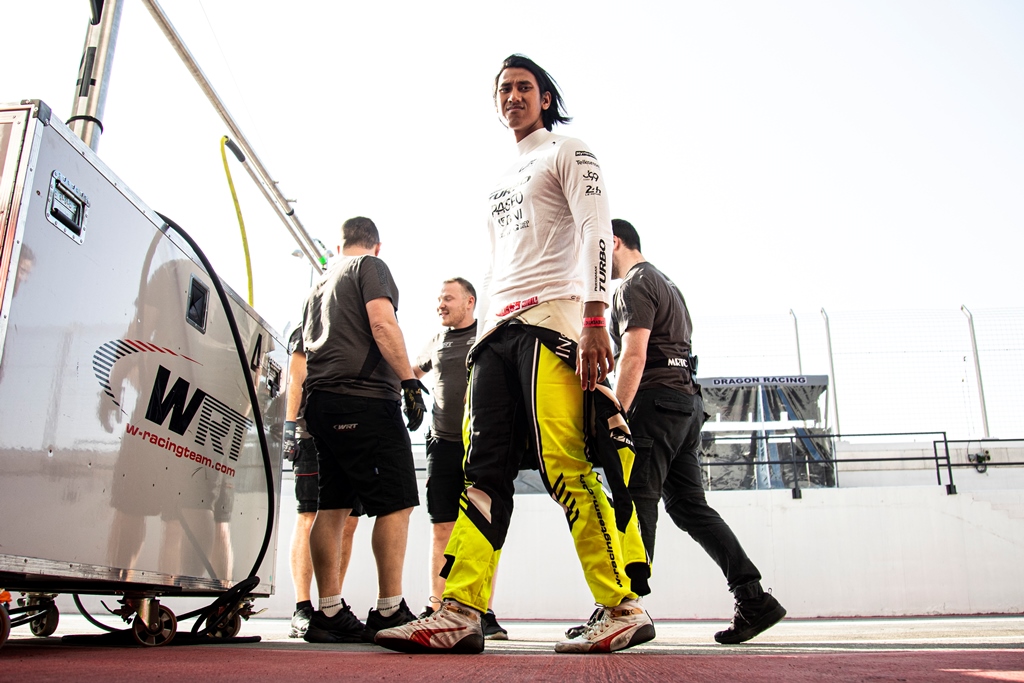 Kebersamaan Sean Gelael dan Valentino Rossi jelang 24H Dubai