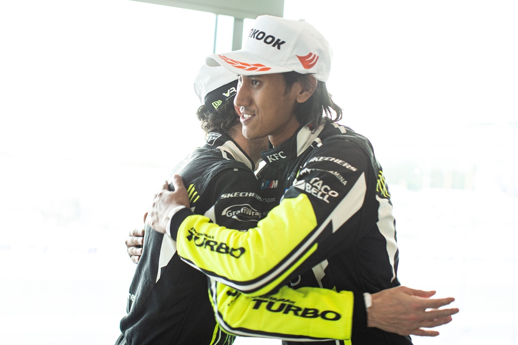Sean Gelael dan Valentino Rossi Naik Podium 3 di 24H Dubai