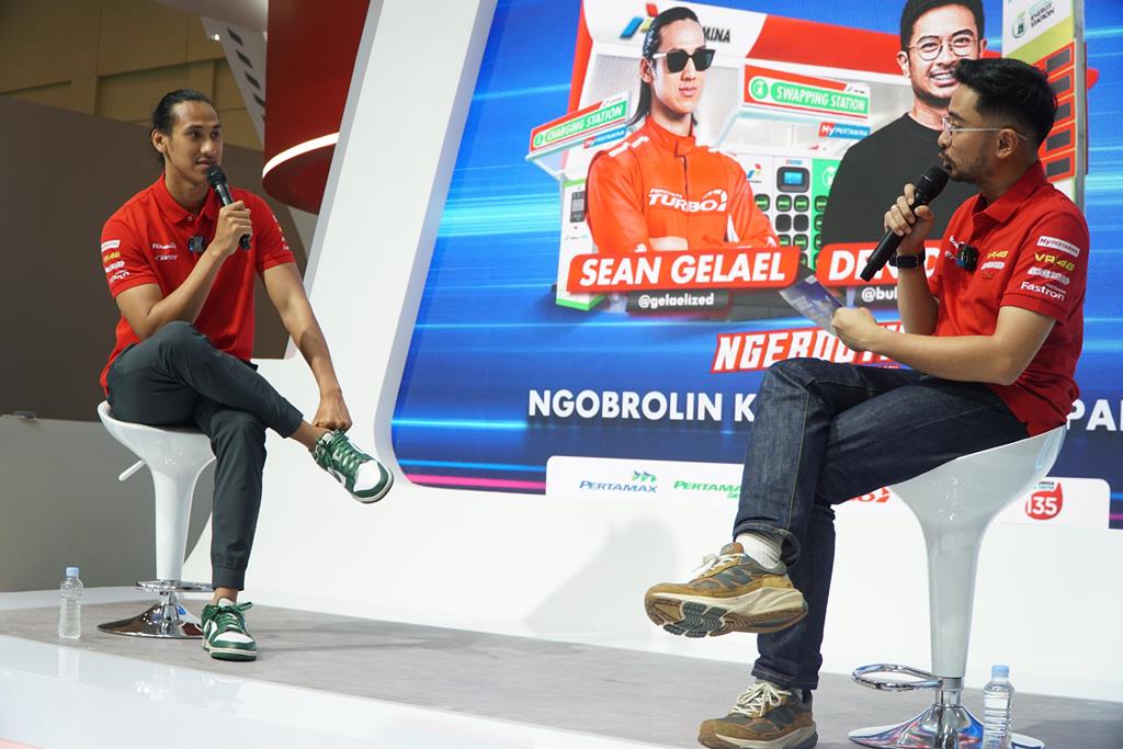 Sean Gelael Ramaikan Booth Pertamina di GIIAS 2024