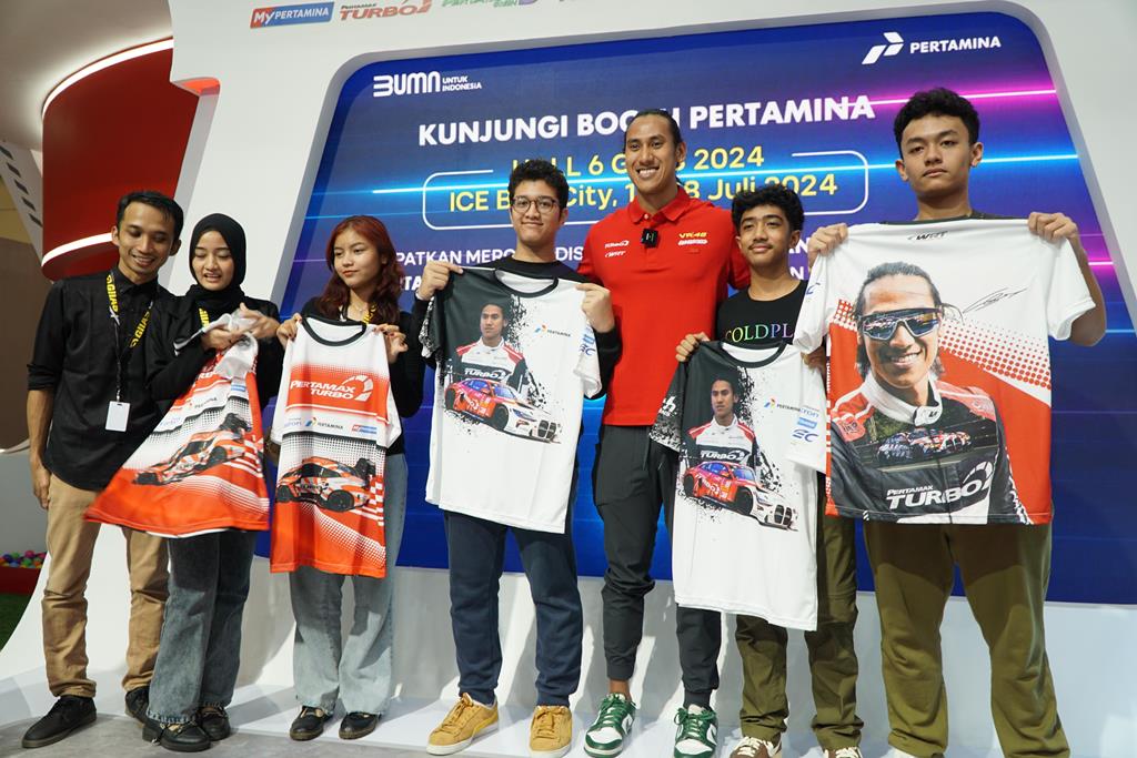 Sean Gelael Ramaikan Booth Pertamina di GIIAS 2024